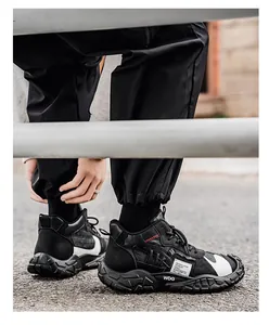 Vista de estilo callejero de zapatillas altas de exterior blancas y negras para hombre.