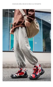 Primer plano de zapatillas de senderismo altas rojas y azules con pantalón gris