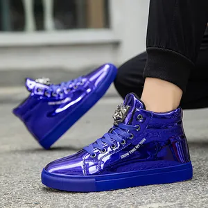 Detailansicht blauer Metallic-Lackleder-High-Top-Sneaker mit schickem Löwenkopf