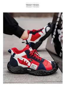 Detalle de zapatillas altas de moda en rojo y azul con suelas negras para el exterior.