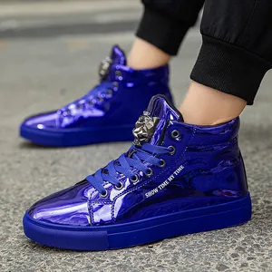 Blaue Lackleder High-Top Sneaker für Herren, modischer Urban-Look am Modell.