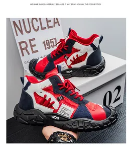 Vista detallada de zapatillas deportivas de exterior rojas y azul marino para hombres