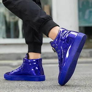 Detailansicht von blauen metallischen High-Top-Sneakern aus Lackleder für Herren auf Fuß