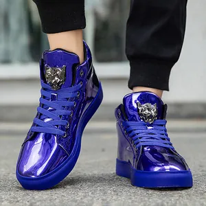 Nahaufnahme blauer Lackleder-High-Top-Sneaker für Herren mit Pantherkopf aus Metall
