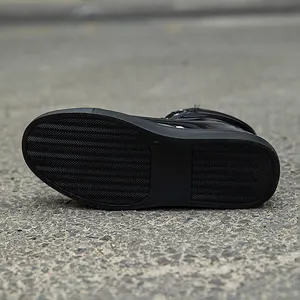 Detailansicht der rutschfesten Gummisohle bei schwarzen Lackleder-High-Top-Sneakern