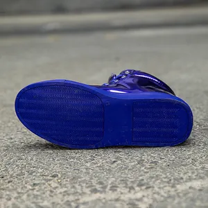 Detailansicht der gewellten rutschfesten Sohle blauer Lackleder-High-Top-Sneaker.