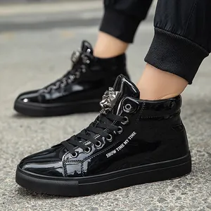 Detailansicht der schwarzen Lackleder-High-Top-Sneaker für Herren mit Silberemblem