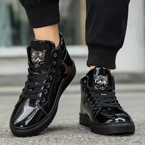 Detail eines schwarzen Lackleder-High-Top-Sneakers mit Metallic-Tigerkopf
