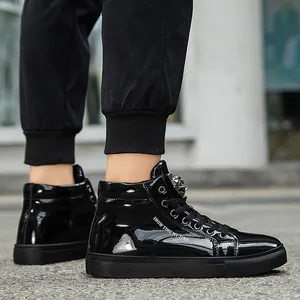 Detailansicht glänzend schwarzer Lackleder-Sneakers mit silbernen Nieten-Details