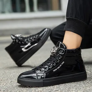 Nahaufnahme von hochwertigen schwarzen Lackleder-Sneakern mit dekorativem Löwenkopf
