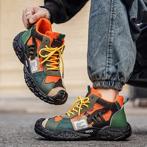 Botas de montaña altas para hombre duraderas con suelas antideslizantes y diseño colorido.