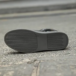 Detaillierte Ansicht der rutschfesten Gummisohle für Herren Lackleder High-Top Schuhe
