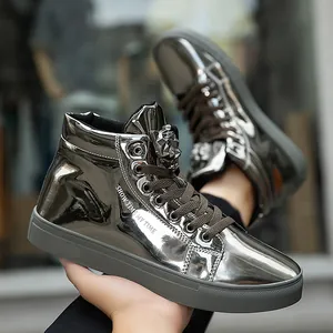 Detail der silbernen Metallic-Lackleder-High-Top-Sneaker mit Löwenkopf-Emblem
