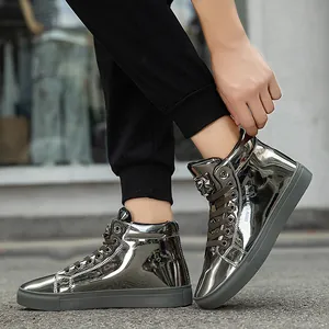 Seitenansicht der metallisch silbernen Lackleder-High-Top-Sneaker für Herren mit Schnürung