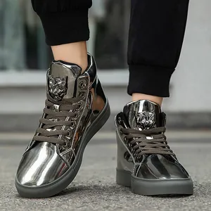 Detailansicht der silbernen metallischen High-Top-Sneaker für Herren aus Lackleder.