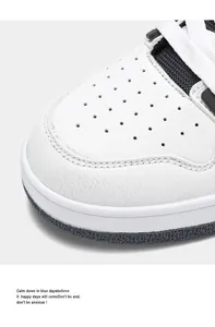 Vista macro dettagliata della punta in pelle testurizzata bianca su sneaker casual alte