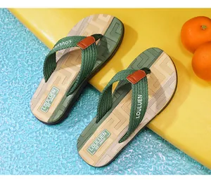 Herren Sommer-Flip-Flops mit grünen gewebten Riemen und rutschfesten gemusterten Sohlen