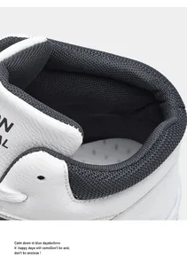 Dettaglio ravvicinato di sneaker alte bianche con fodera interna in mesh nero traspirante