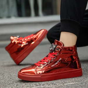 Detail der glänzenden roten Metallic-Lackleder-High-Top-Herren-Sneaker.