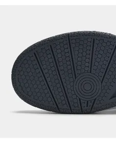 Dettaglio ravvicinato del motivo antiscivolo della suola in gomma delle sneaker alte uomo