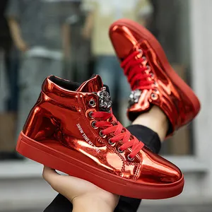 Nahaufnahme rote metallische Lackleder High-Top-Sneaker mit Löwenkopf-Verzierung