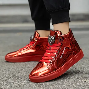 Detail von glänzenden roten Lackleder-High-Top-Sneakern mit metallischem Wolfskopf-Dekor.
