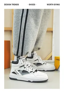 Vista dettagliata di eleganti sneakers alte bianche con accenti grigi e neri.
