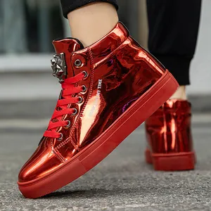 Detail der roten Metallic-Lackleder-Sneakers mit Löwenkopf-Verzierung und Schrift.