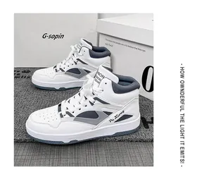 Sneaker high-top da uomo bianche e grigie con lacci e suola che aumenta l'altezza.