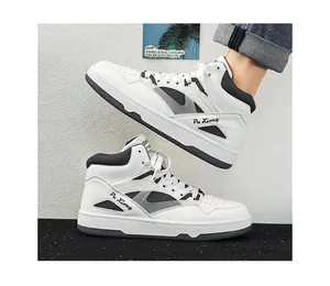 Sneakers alte bianche da uomo con pannelli grigi a contrasto e finiture nere