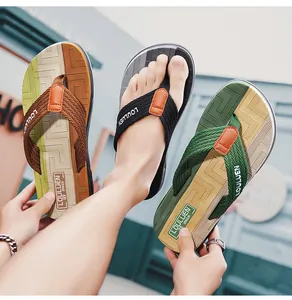 Detailansicht von Herren-Flip-Flops mit gewebten Stoffbändern und geometrischen Mustern