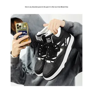 Dettaglio ravvicinato di sneaker alte bianche e nere con testo di moda professionale