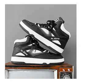 Vista dettagliata di sneaker alte bianche e nere impilate su un televisore retrò