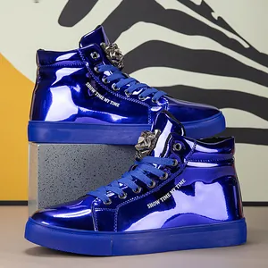 Elektroblaue Lackleder High-Top-Sneaker mit metallischem Löwenkopf-Detail