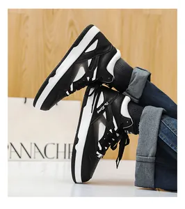 Vista dettagliata di sneaker alte alla moda in bianco e nero con suole resistenti