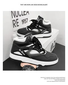 Vista dettagliata di sneakers alte alla moda in bianco e nero su una scatola di scarpe