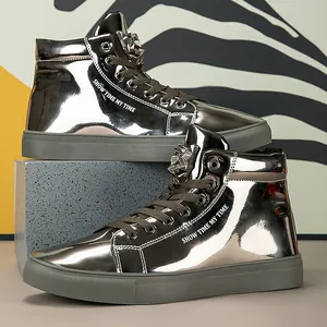 Stilvolle glänzende silberne High-Top-Sneaker für Herren mit Metallic-Finish und Schnürung