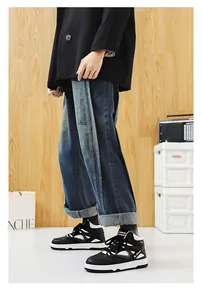 Primo piano dettagliato di sneakers alte da uomo in pelle bianca e nera stile