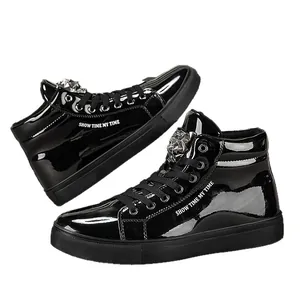 Hochwertige Herren High-Top Sneaker aus Lackleder in Schwarz mit Löwenkopf-Metalldetail