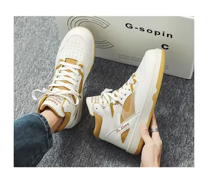 Vista dettagliata di sneaker alte bianche con accenti gialli su un tappeto grigio testurizzato