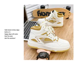 Eleganti sneakers alte da uomo bianche su una scrivania in legno foto di lifestyle