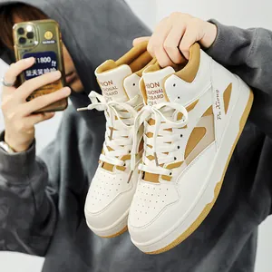 Eleganti sneaker alte bianche da uomo con accenti marroni, calzature casual e alla moda.