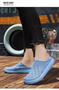 Gros plan de chaussures mules en maille bleue respirante pour hommes sur bois