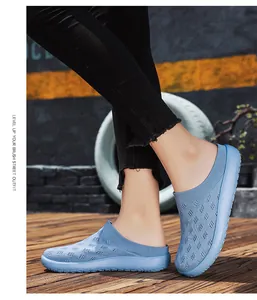 Vue détaillée des mules en maille bleue respirante portées avec un jean en denim noir