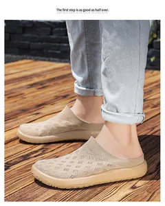 Vue détaillée de mules en maille beige respirante pour hommes avec semelles légères