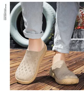 Vue détaillée des sabots respirants en mesh kaki pour hommes pour l'été en plein air.