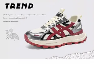 Λεπτομερής άποψη των ανδρικών chunky sneakers με πλέγμα και έντονες μπορντό λεπτομέρειες.