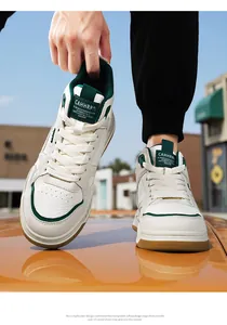 Sneaker alte bianche da uomo con finiture verdi, scarpe sportive casual alla moda.