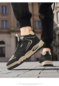 Dettaglio vista laterale di scarpe sportive alte da uomo nere e beige sul modello
