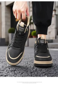 Dettaglio di scarpe sneaker casual alte nere per uomo con suole kaki e logo frontale